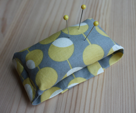 Wrist Pincushion: Tutorial!